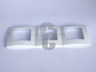 Нови предложения Рамка - КАРЕ - ТРОЙНА бяла                                                                                                                                                                                                                                                                                  